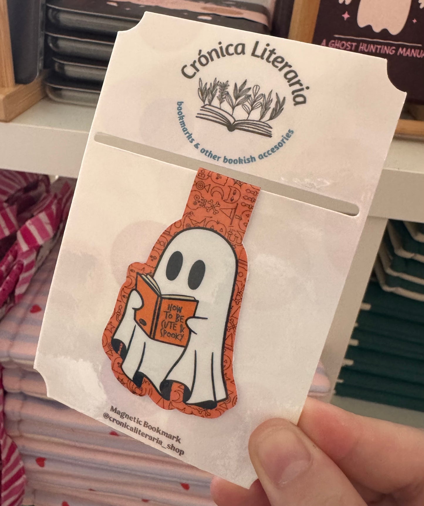 Hoy to be Cute and spooky(Fantasma leyendo)- Bookmark magnético￼