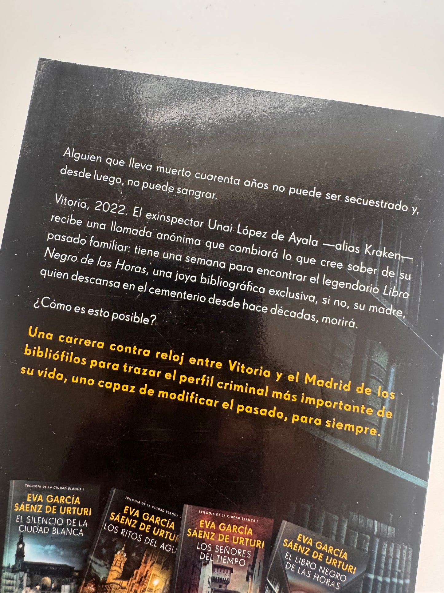 El libro negro de las horas- (libro usado o donado)