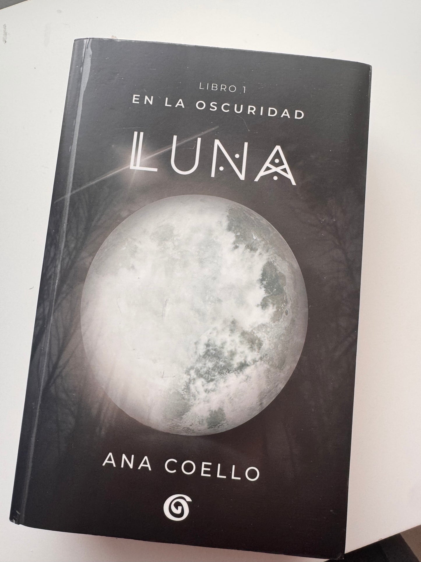 Luna(en la oscuridad #1)- (libro usado o donado)