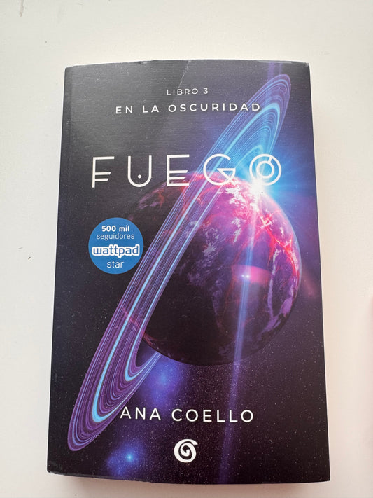 Fuego(en la oscuridad #3)- (libro usado o donado)