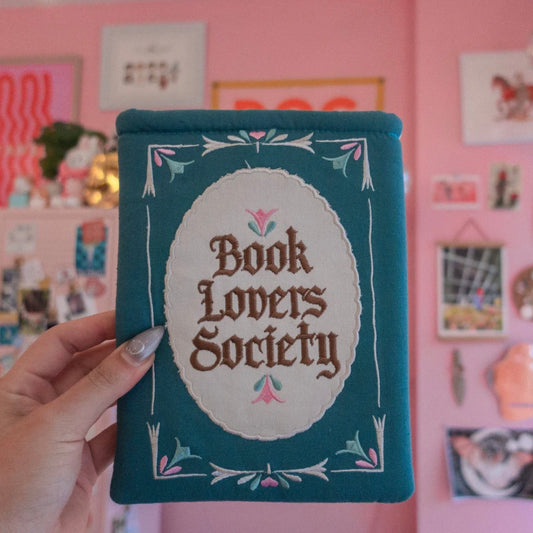 BOOK LOVER'S SOCIETY EMBROIDERED- Funda para Kindle